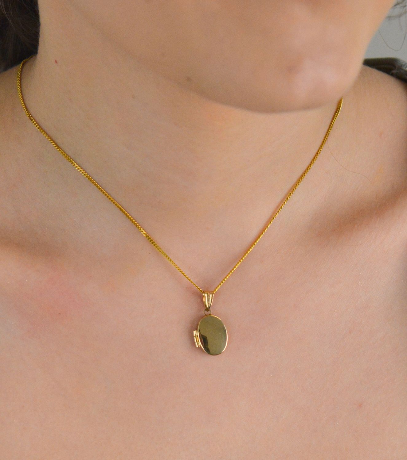 Złota zawieszka próby 375 owalne puzderko z grawerem ZA 1790 375 Złota zawieszka 375 owalne puzderko z grawerem  to klasyczny element biżuterii mogącej pięknie ozdobić każdy kobiecy dekolt.1.jpg